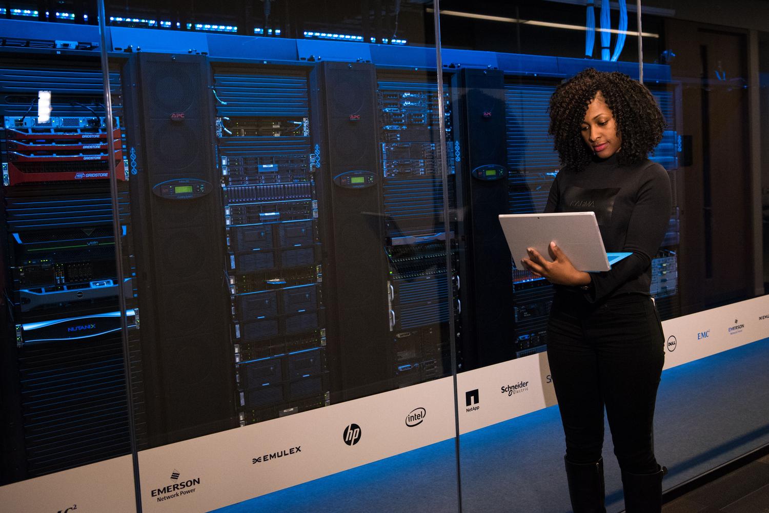 Profesional de IT monitoreando servidores en un centro de datos moderno, representando la soberanía de datos y el uso corporativo de la IA.