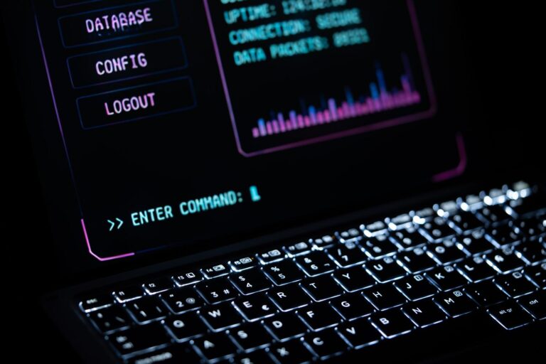 Interfaz tecnológica futurista en la pantalla de un portátil con menús de base de datos y configuración, ideal para ilustrar el Model Context Protocol (MCP).