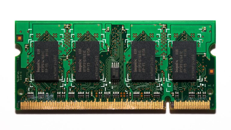 Módulo de memoria RAM SODIMM de Hynix sobre fondo blanco, resaltando los chips de memoria y los contactos dorados.
