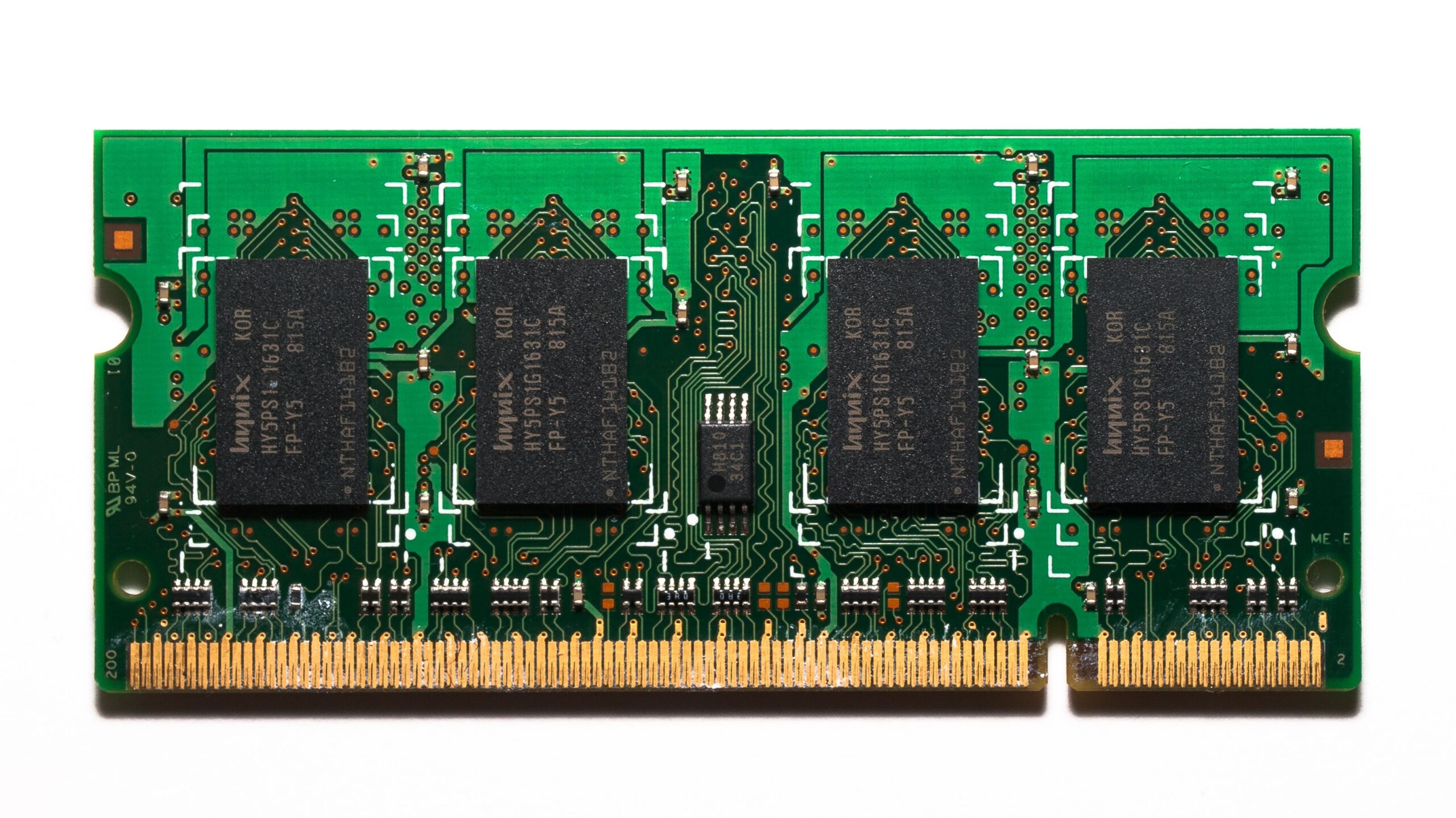 Módulo de memoria RAM SODIMM de Hynix sobre fondo blanco, resaltando los chips de memoria y los contactos dorados.