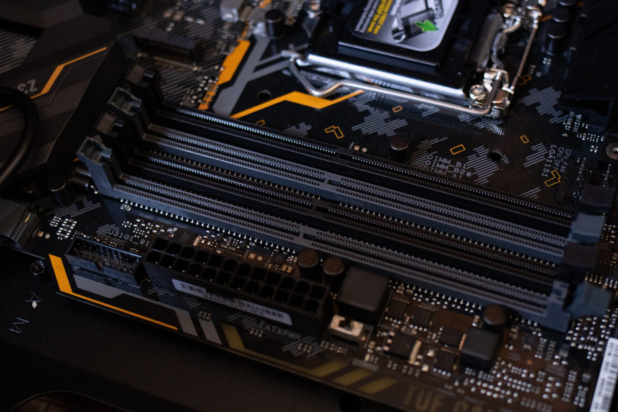 Primer plano de los slots de memoria RAM en una placa base, detallando las ranuras DIMM para la correcta configuración de canales.
