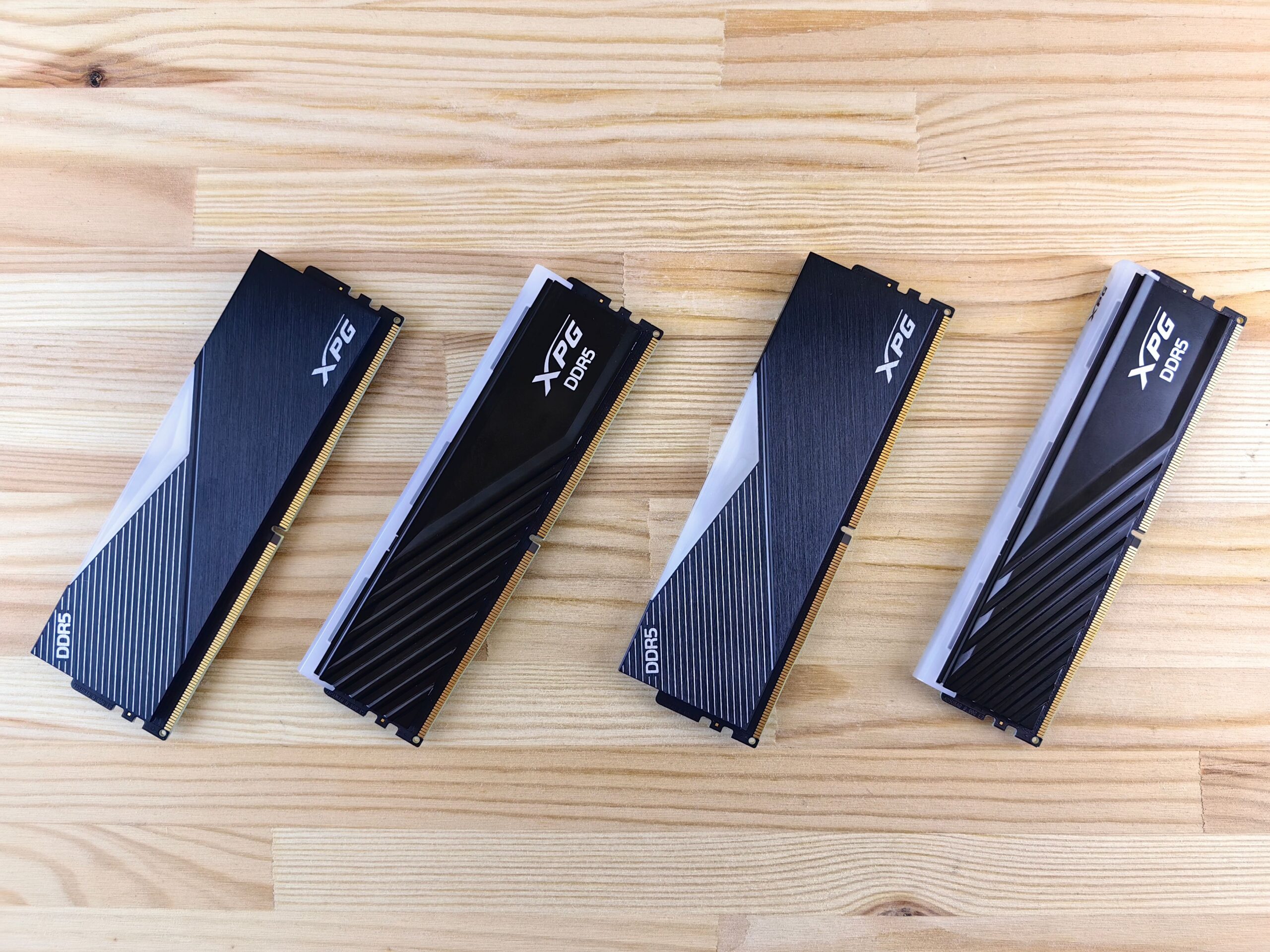 Kit de cuatro módulos de memoria RAM DDR5 XPG idénticos y alineados, representando la simetría necesaria para un rendimiento óptimo.