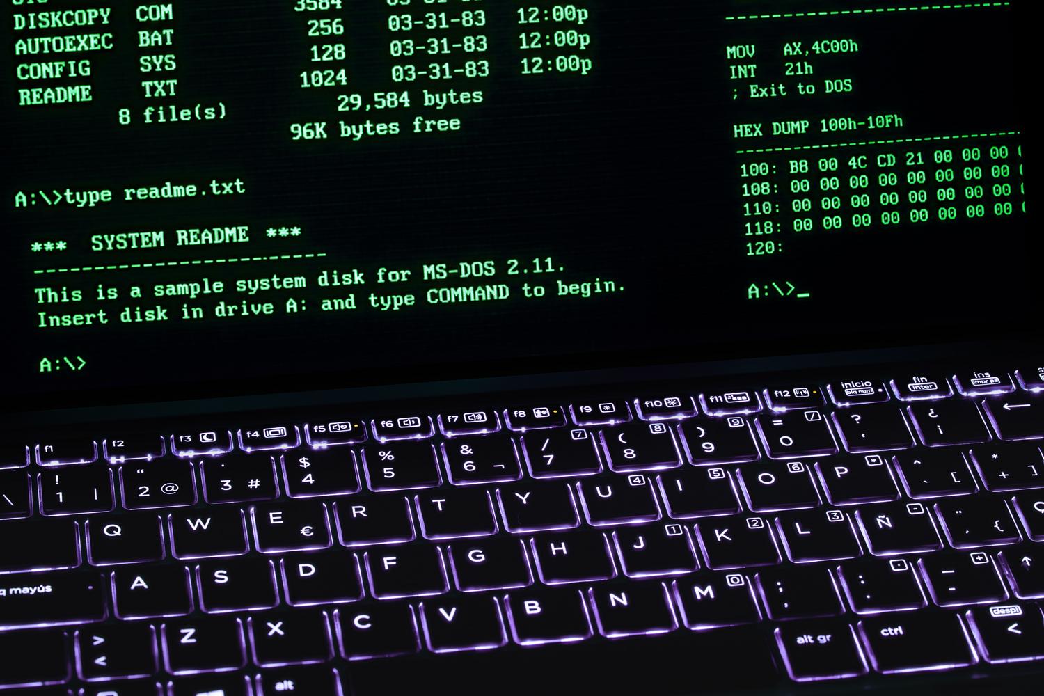 Pantalla de terminal clásica con comandos, simbolizando la interfaz de línea de comandos de Aider
