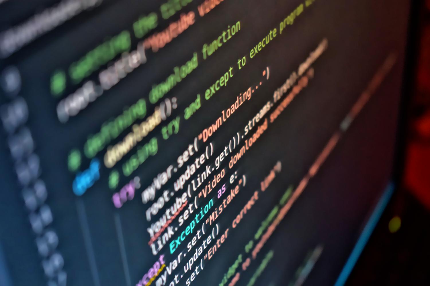 Primer plano nítido de líneas de código resaltadas en un monitor, representando el desarrollo de software