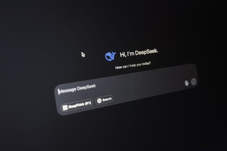 Interfaz de chat de la inteligencia artificial DeepSeek en una pantalla oscura, resaltando la capacidad de razonamiento DeepThink R1.