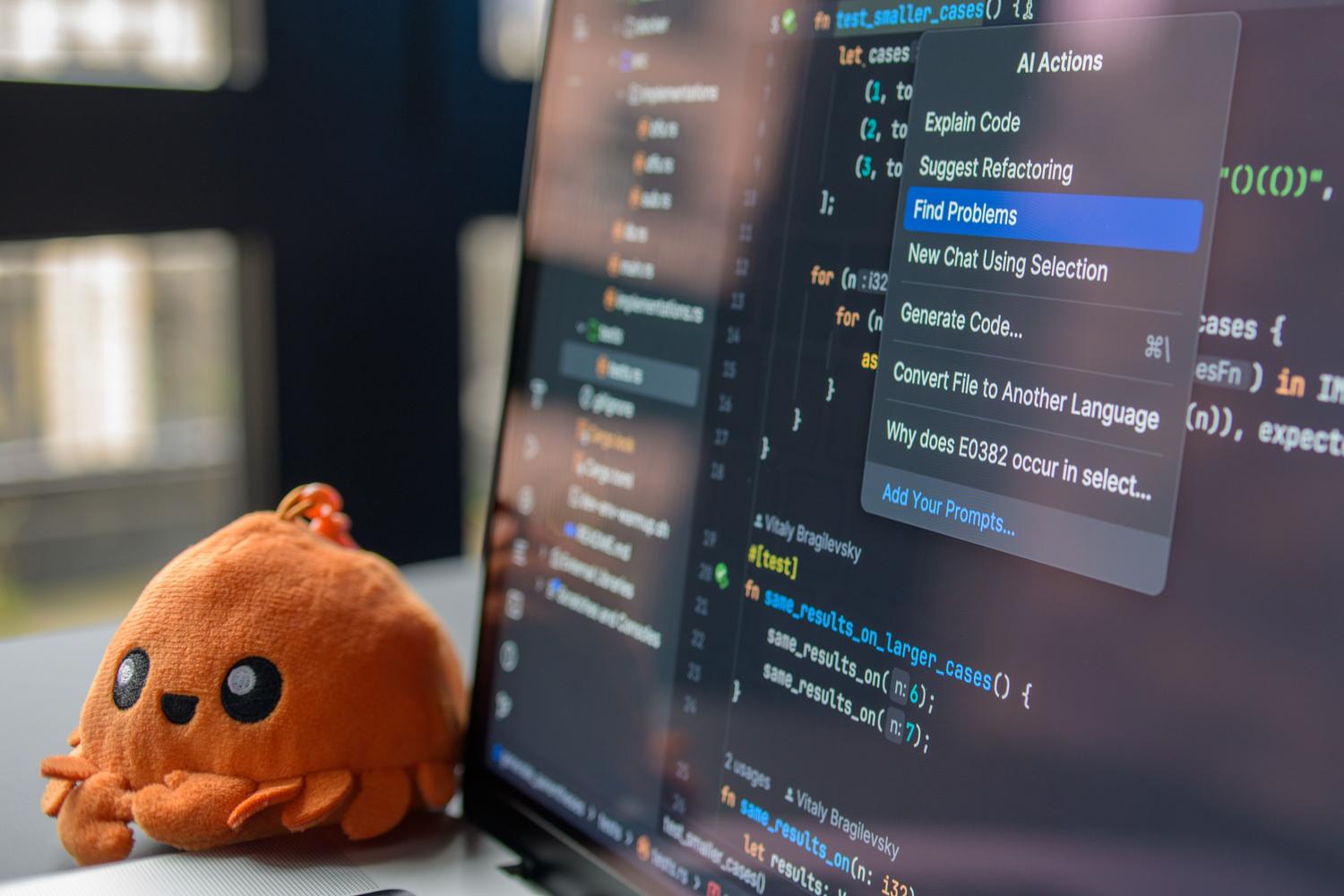 Pantalla de laptop mostrando un editor de código, esencial para el uso de agentes de programación como Roo Code y Cline.