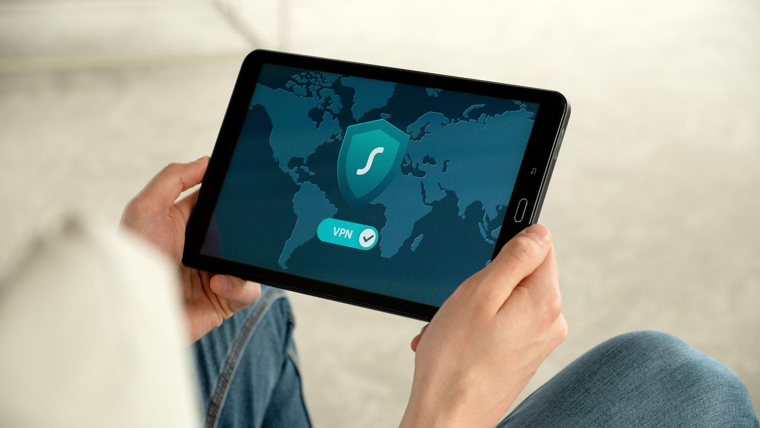 Persona utilizando una tablet con una interfaz de conexión segura, representando la navegación privada y el uso de herramientas de privacidad.
