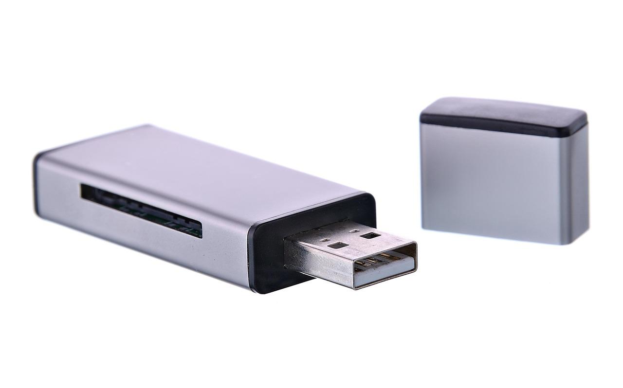 Imagen profesional y aislada de un dispositivo USB sobre un fondo blanco neutro.