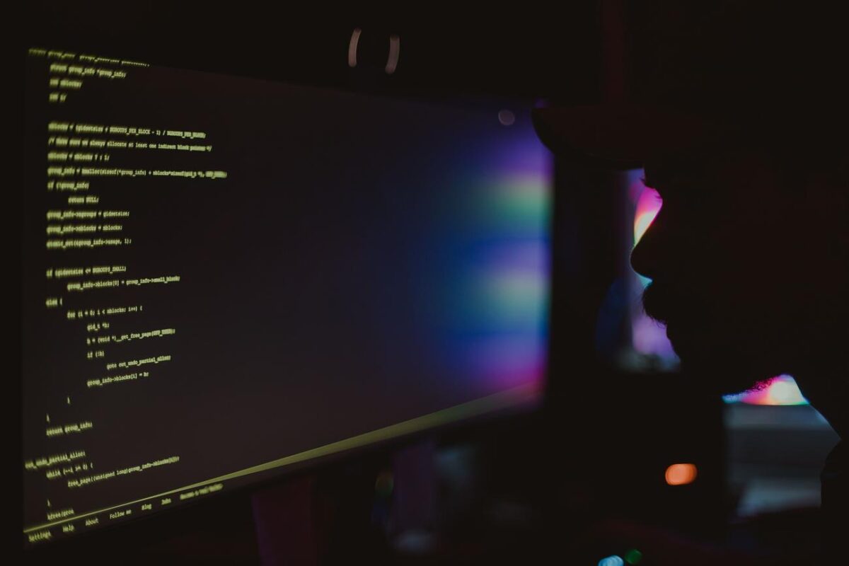 Código de programación en monitor con iluminación ambiental oscura