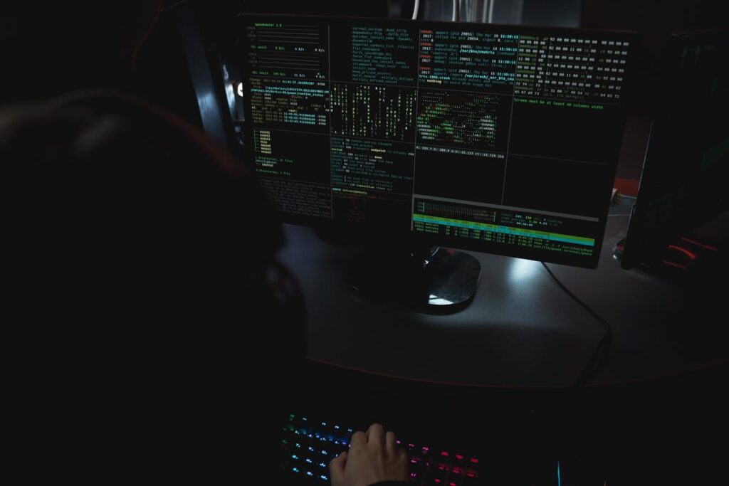 Entorno de desarrollo con múltiples terminales de comandos en modo oscuro, representando el flujo de trabajo de Aider en la terminal.