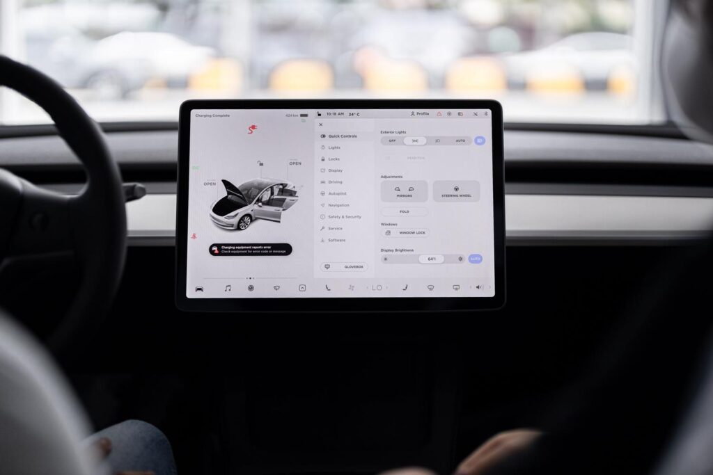 Vista amplia del salpicadero de un coche moderno con una pantalla digital central dominante.