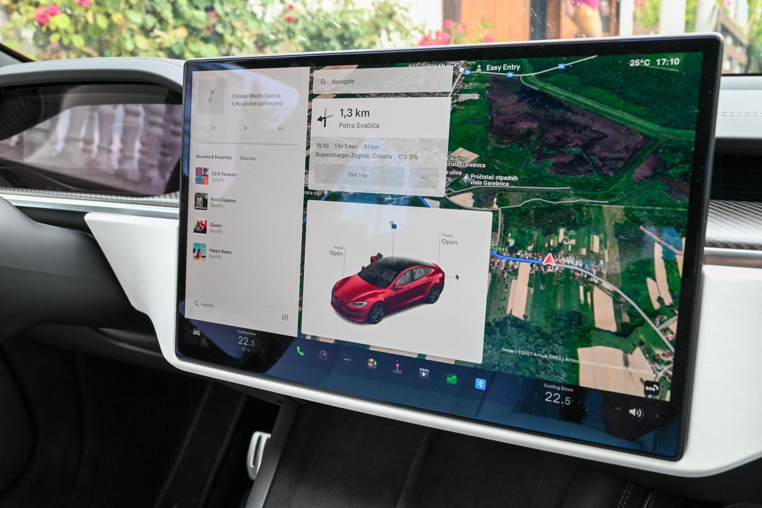 Pantalla de control integrada de alta tecnología que representa la conceptualización de Android Automotive.