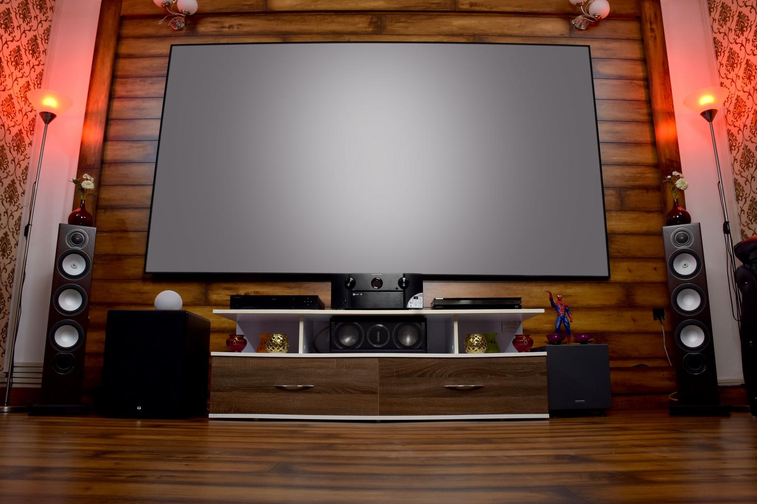 Televisor con altavoces y receptor de audio en un salón