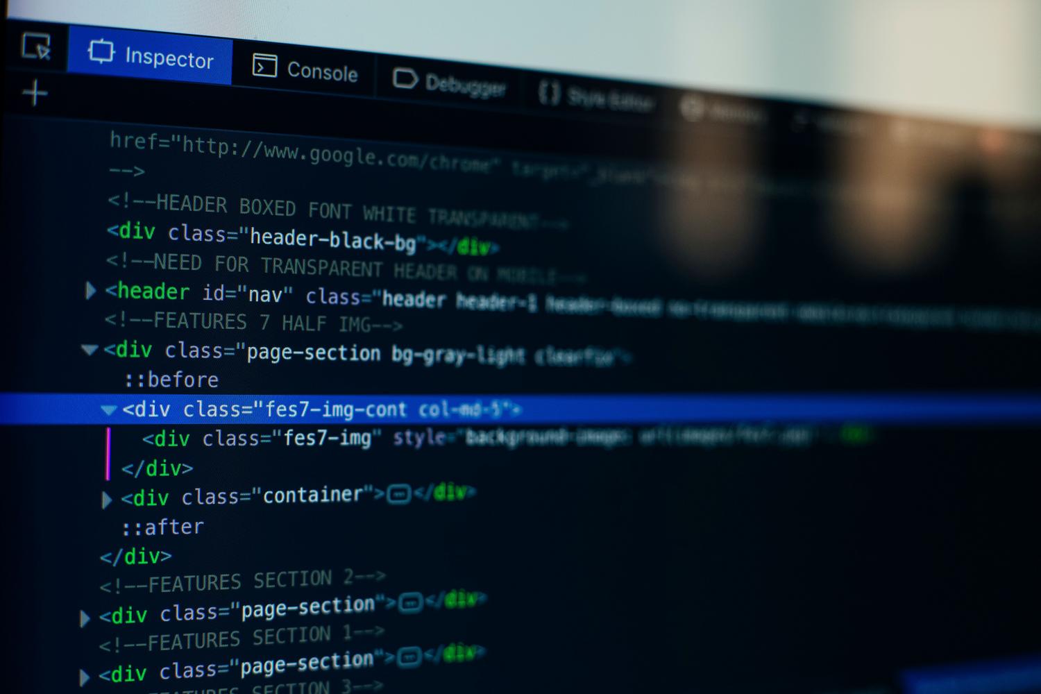 Vista detallada del Inspector de elementos de un navegador mostrando código HTML, la herramienta clave para solucionar problemas de selectores no encontrados.