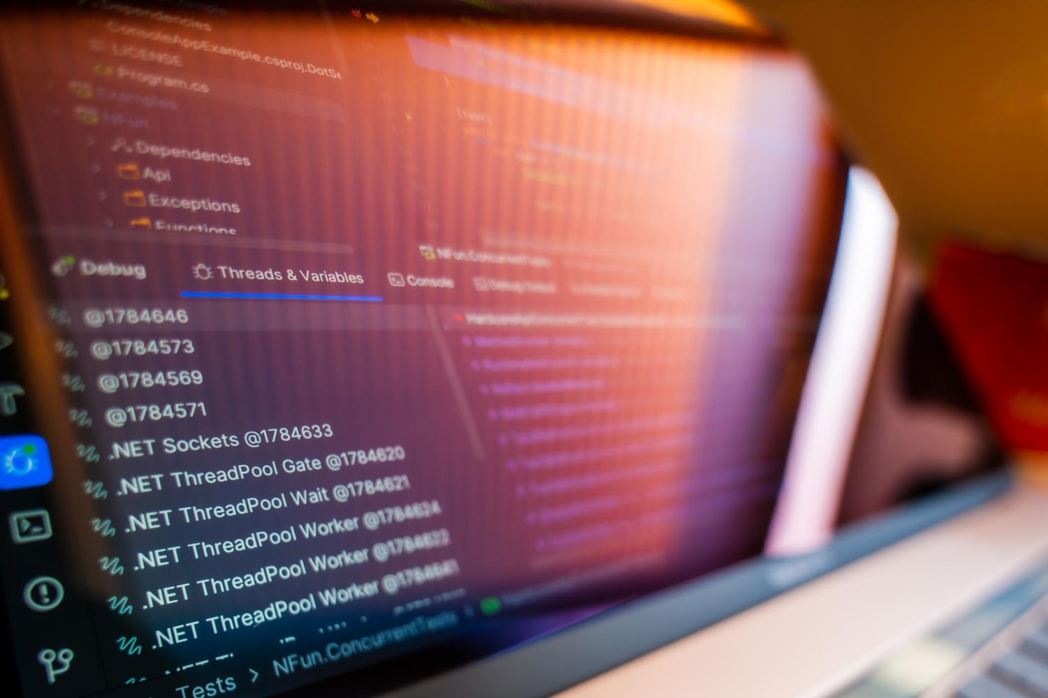 Primer plano de un entorno de desarrollo (IDE) con la pestaña de depuración activa, representando el proceso técnico de troubleshooting de scripts.