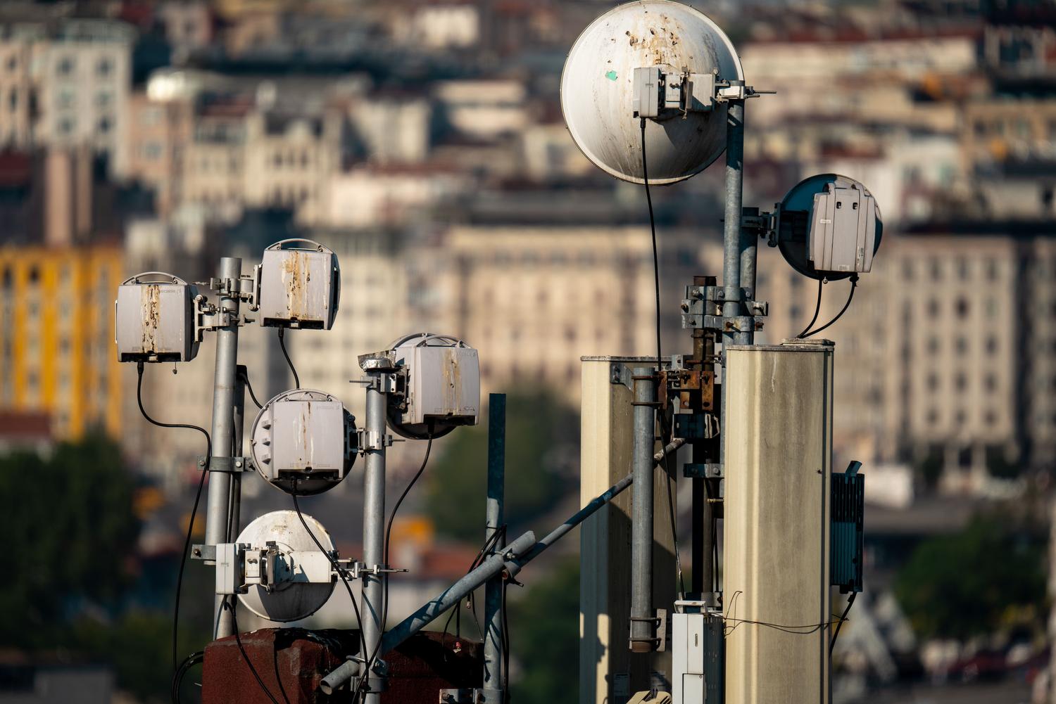 Antenas de telefonía móvil instaladas en la azotea de un edificio