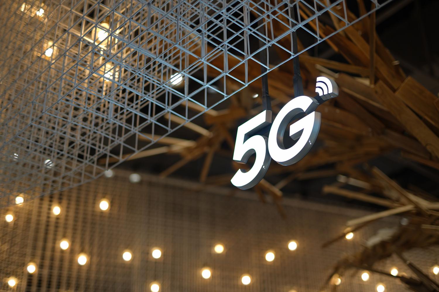 Letrero luminoso de 5G que representa una red móvil de nueva generación