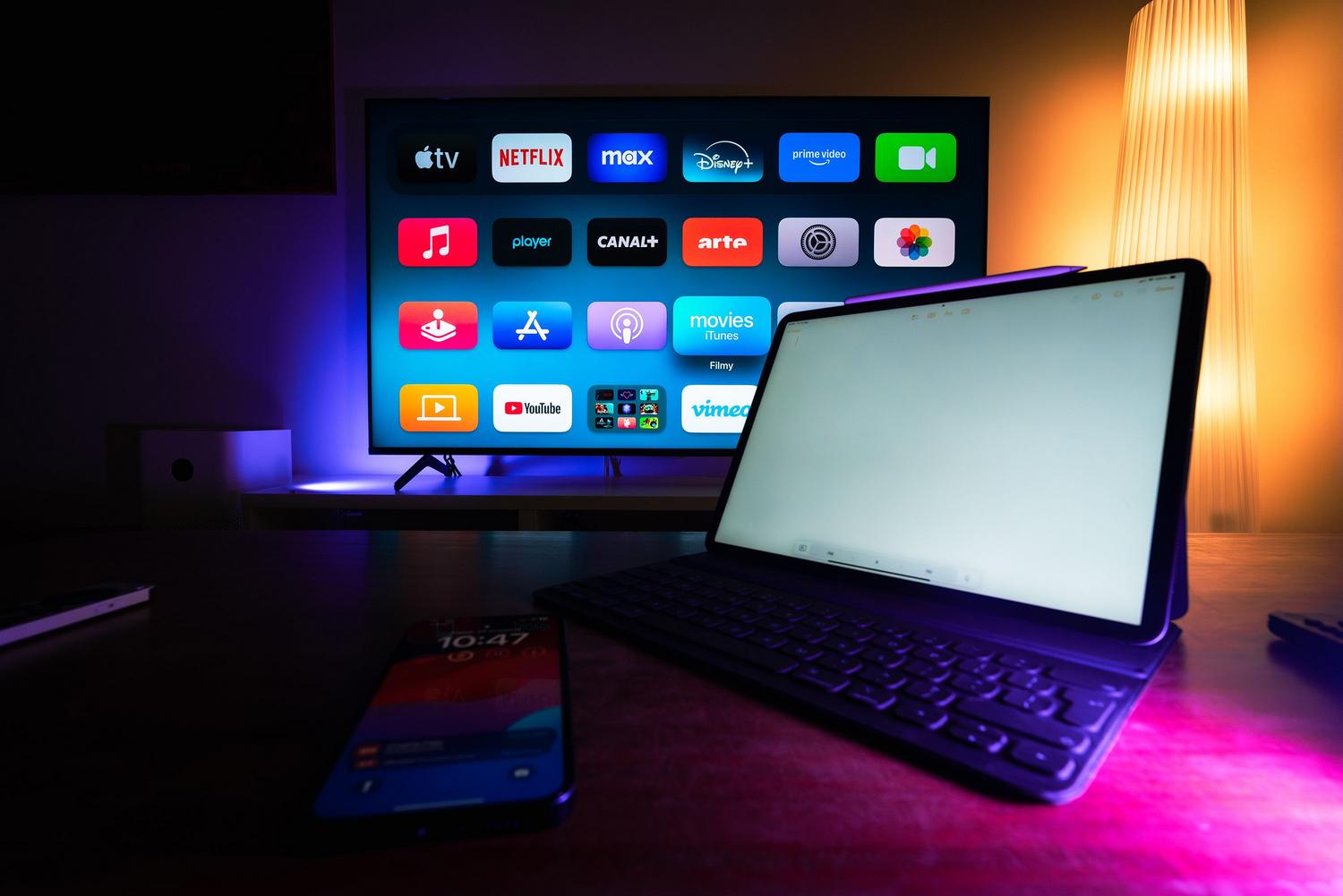 Dispositivos inteligentes y aplicaciones de streaming en un hogar moderno
