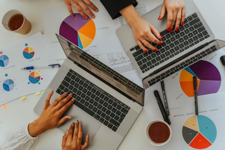 Equipo profesional analizando gráficos y tablas de datos en un entorno de oficina para transformarlos en diseños visuales