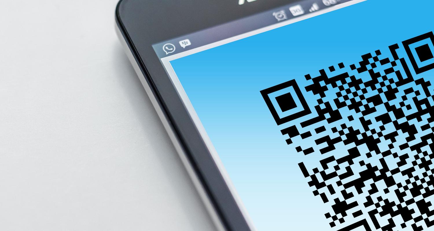 Primer plano de un teléfono mostrando un código QR para compartir la contraseña WiFi