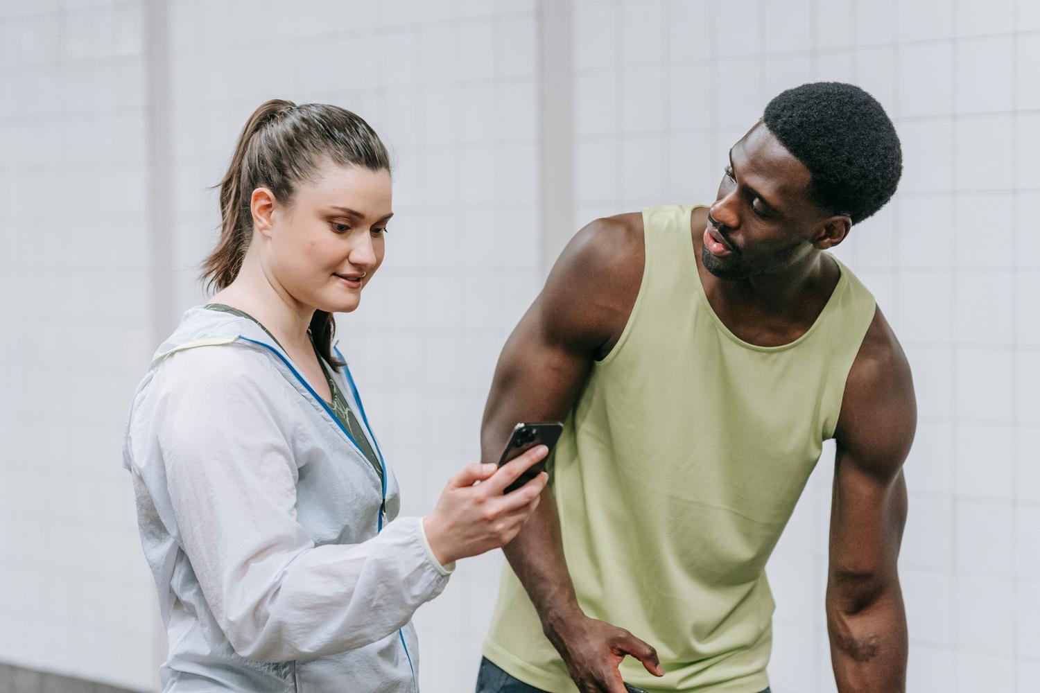 Dos personas compartiendo la conexión de internet a través de sus smartphones