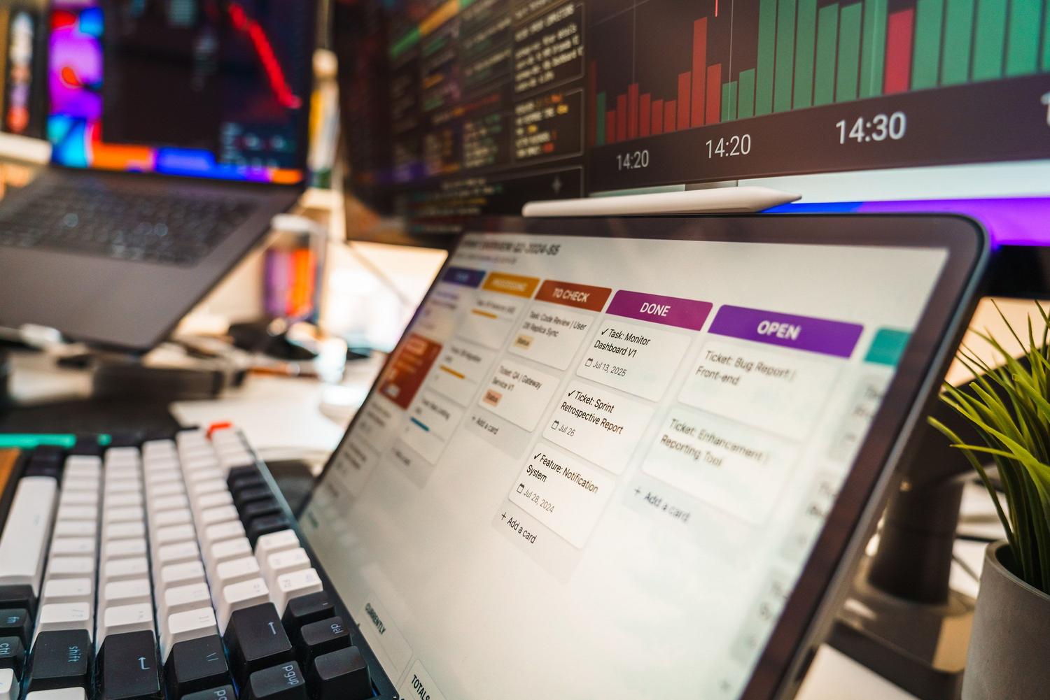Espacio de trabajo moderno con múltiples monitores mostrando gráficos de datos y analíticas, representando la capacidad de análisis y reportes de la IA.