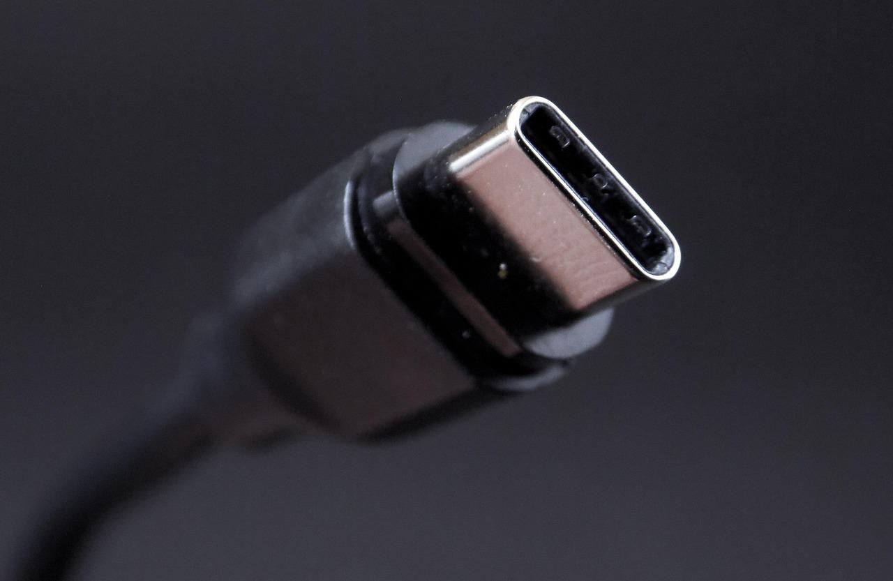 Cable USB-C sobre fondo neutro, representando la analogía del protocolo MCP como el conector universal para la IA.