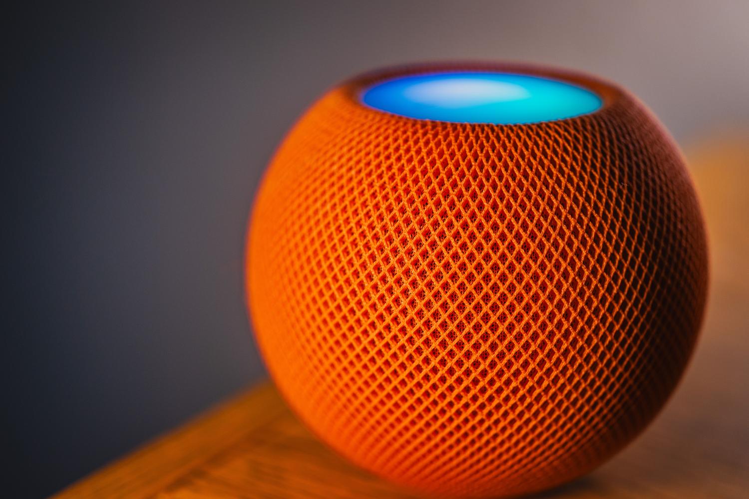 Altavoz inteligente con luz azul indicando la activación de un asistente de voz para controlar la música