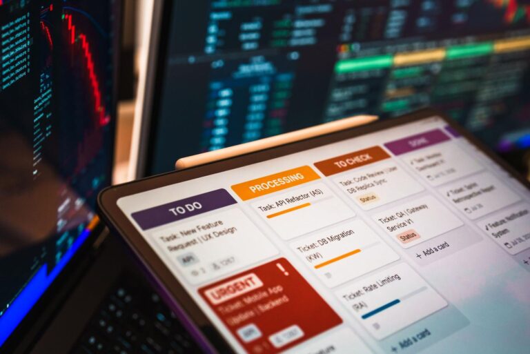 Tablero Kanban digital en una tablet, representando la organización de flujos de trabajo y vistas de base de datos en Notion.