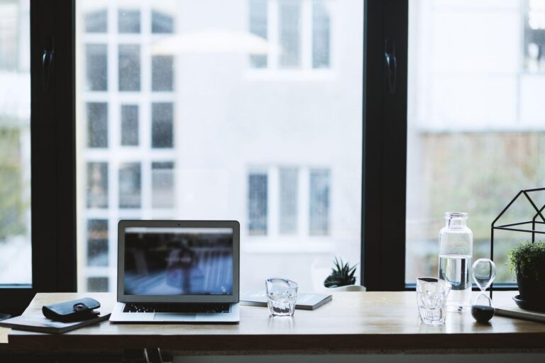Espacio de trabajo moderno y organizado con un ordenador portátil, representando la productividad y el orden que aporta Notion.