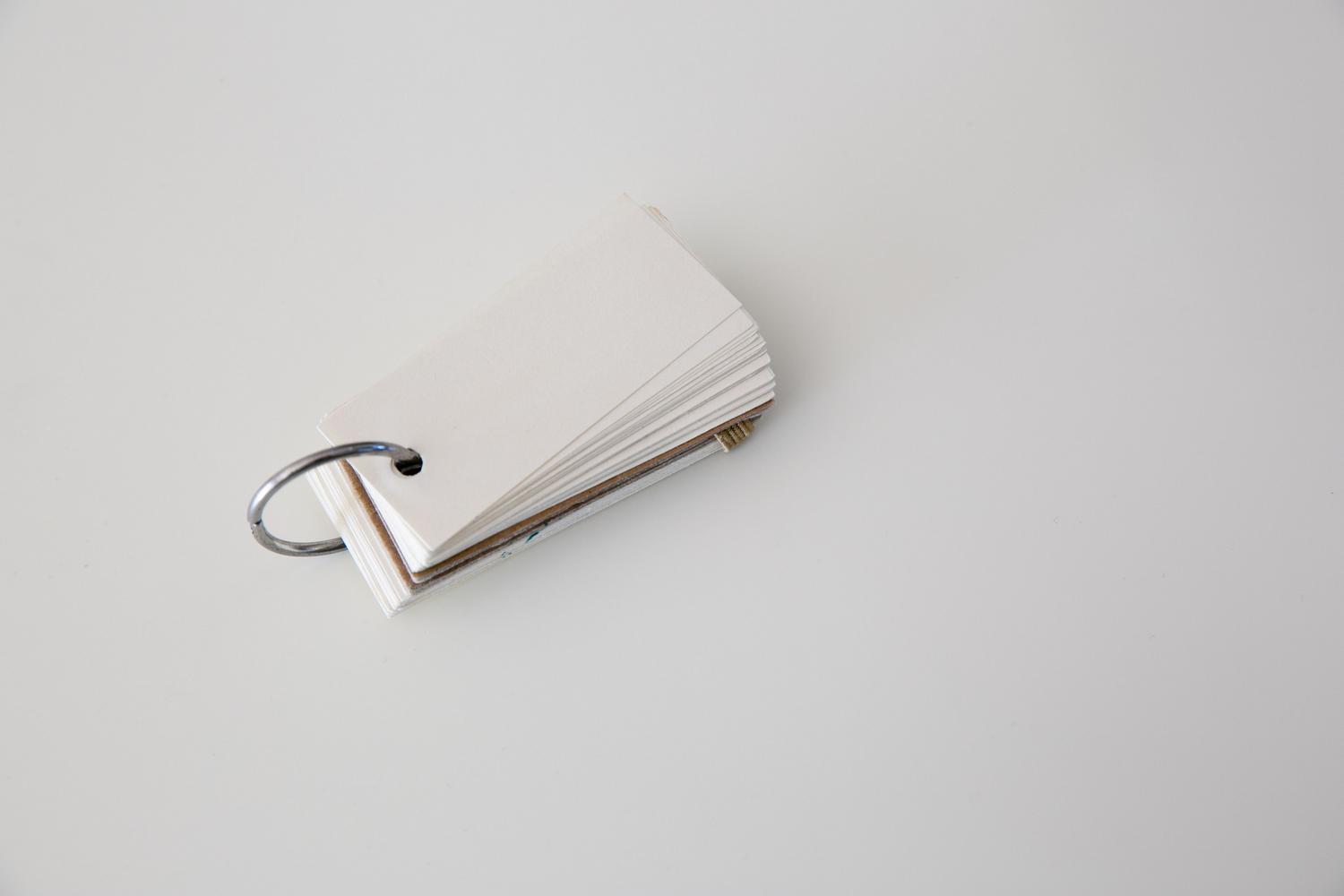 Mazo de tarjetas de estudio en blanco, simbolizando la creación de flashcards interactivas.