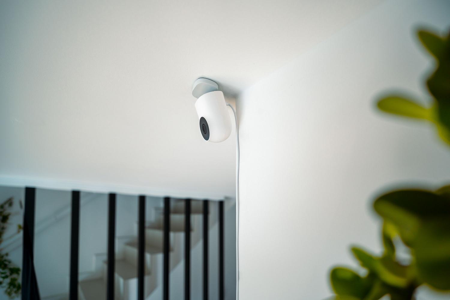 Cámara de seguridad inteligente moderna instalada en el interior de una casa.