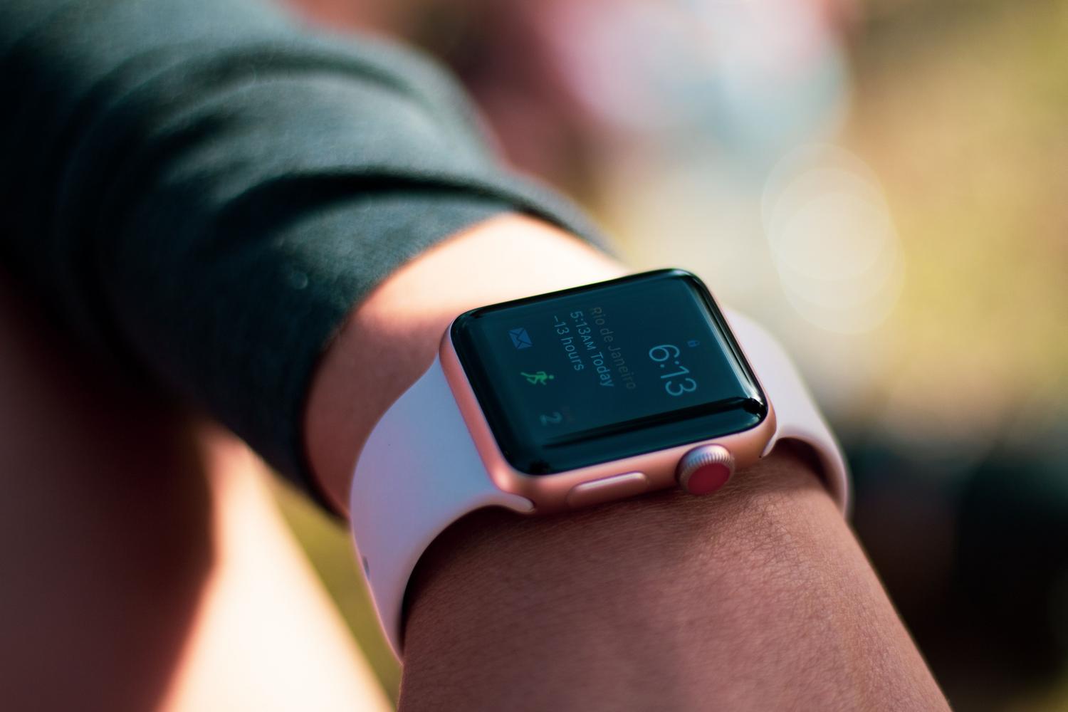 Detalle de un smartwatch con pantalla digital en la muñeca al aire libre, ideal para ilustrar la localización de dispositivos.