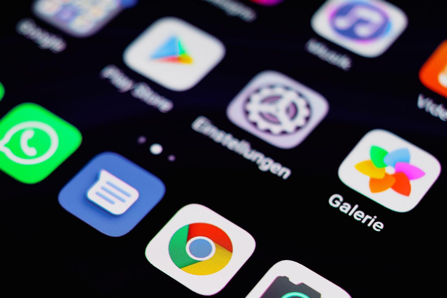 Detalle macro de iconos de aplicaciones en un smartphone, incluyendo el menú de ajustes