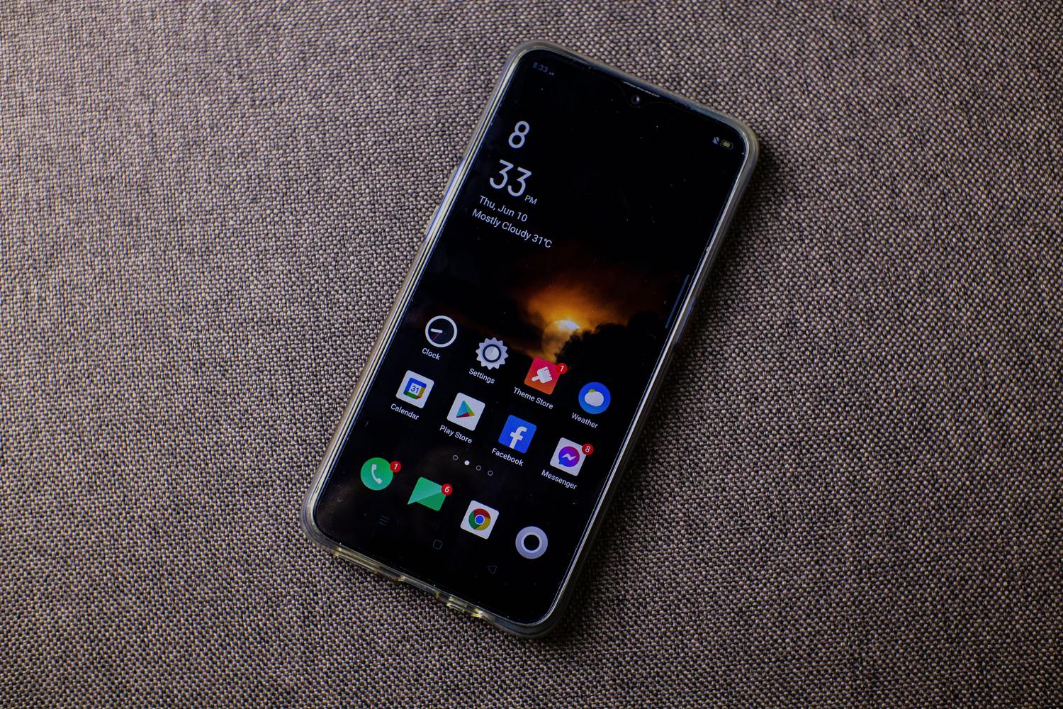 Smartphone con diversas aplicaciones abiertas en pantalla, representando la gestión de la memoria RAM