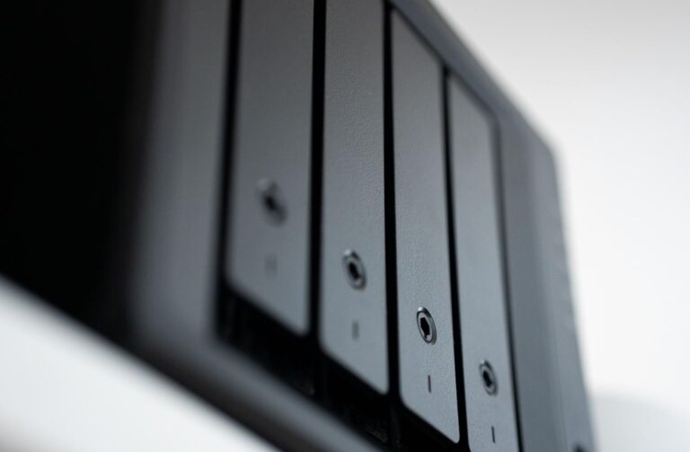 Primer plano de un servidor NAS negro, destacando la tecnología de almacenamiento de datos centralizado.