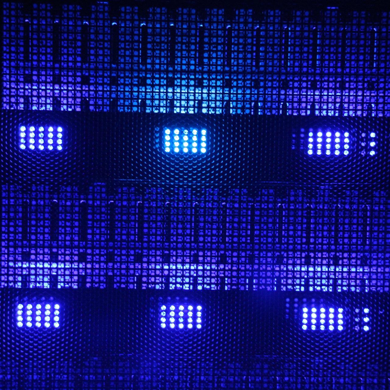 Imagen conceptual de servidores en un centro de datos con iluminación azul, representando la nube de Google Drive.