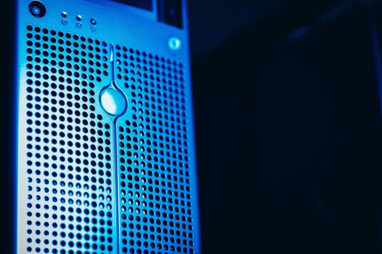 Servidor con iluminación azul que representa la infraestructura tecnológica para el autoalojamiento de archivos.