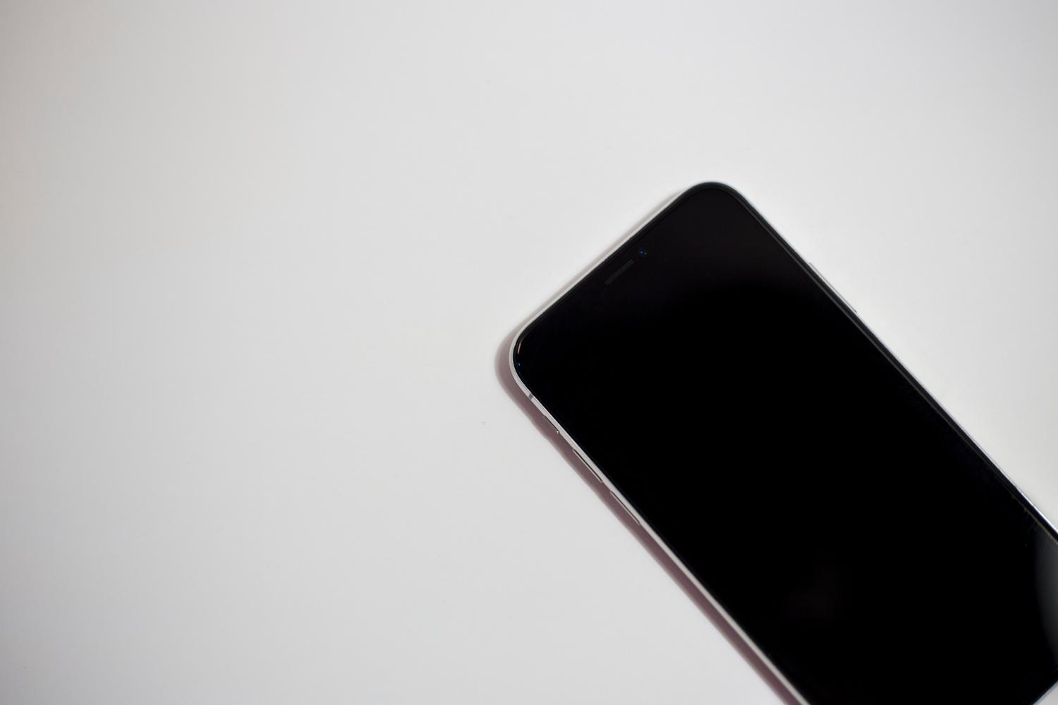 Smartphone con pantalla negra sobre fondo blanco, simbolizando la limpieza visual y el minimalismo digital de Nothing OS.