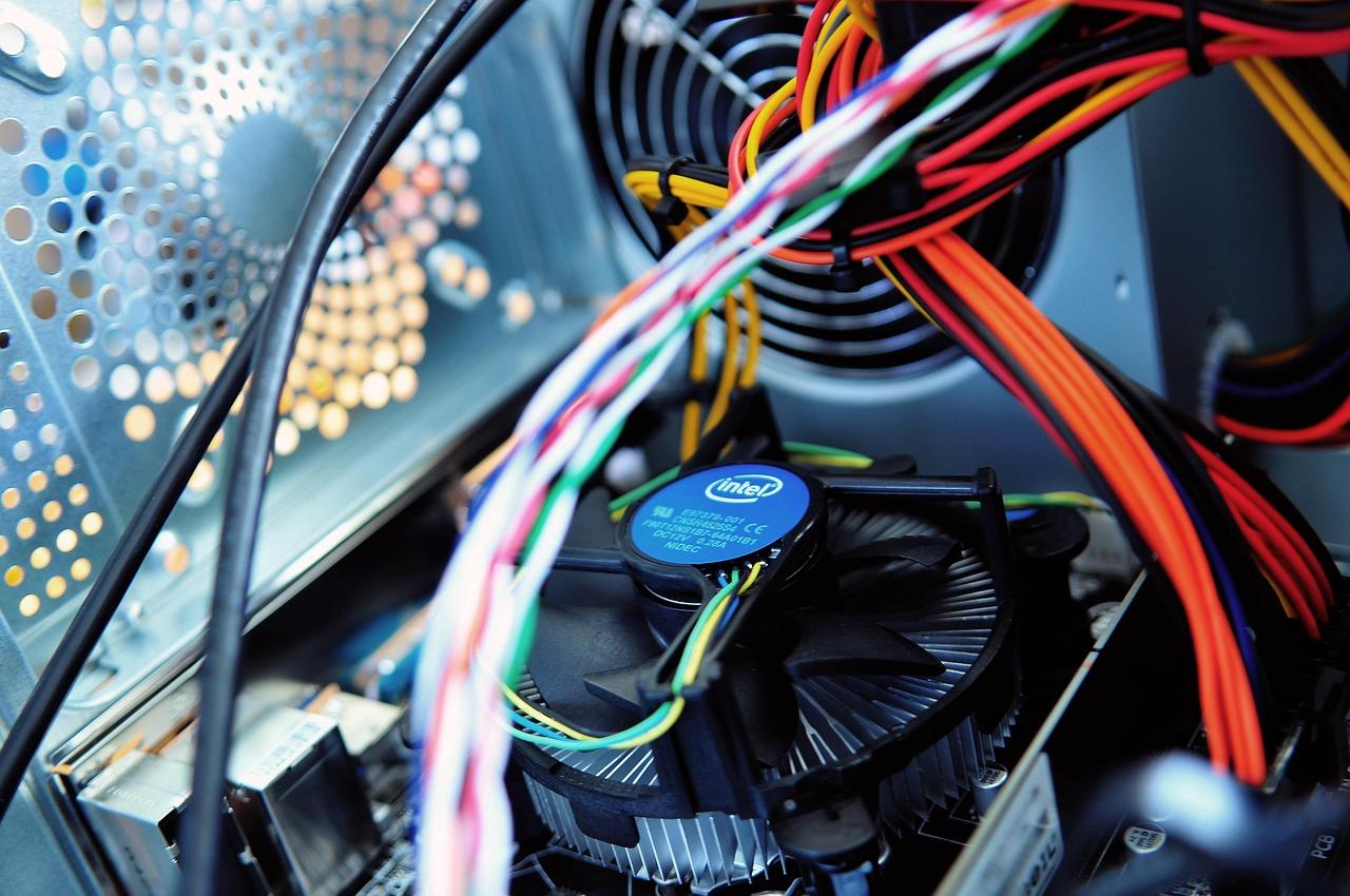 Detalle técnico de un ventilador de CPU con cables de 4 pines PWM ideales para monitorización con Arduino.