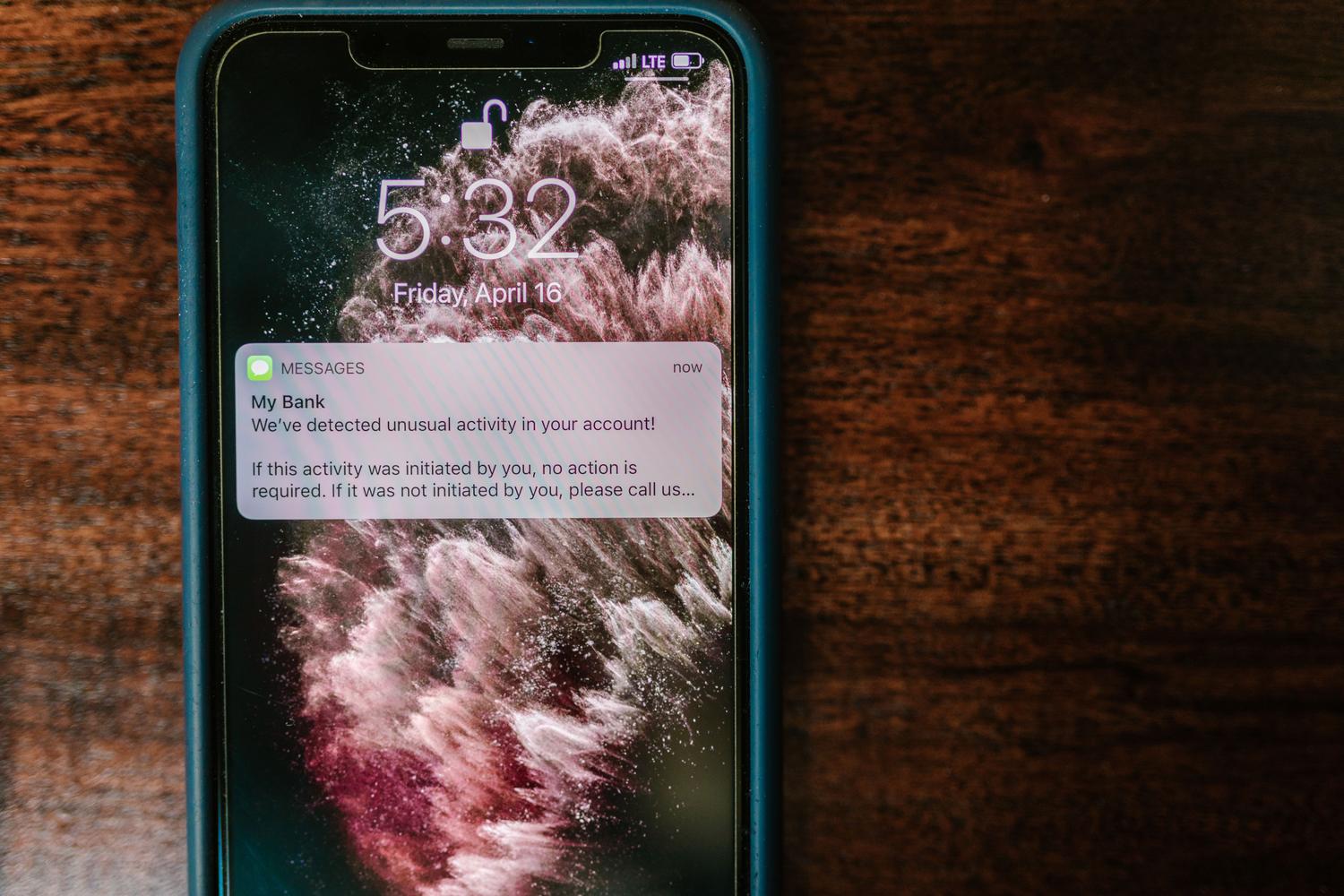 Gros plan sur un smartphone affichant une notification d'alerte, illustrant le système de notification en temps réel via ntfy ou Gotify.