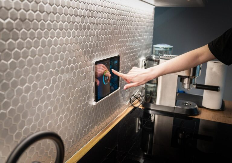 Panel de control de Home Assistant montado en la pared gestionando la domótica del hogar
