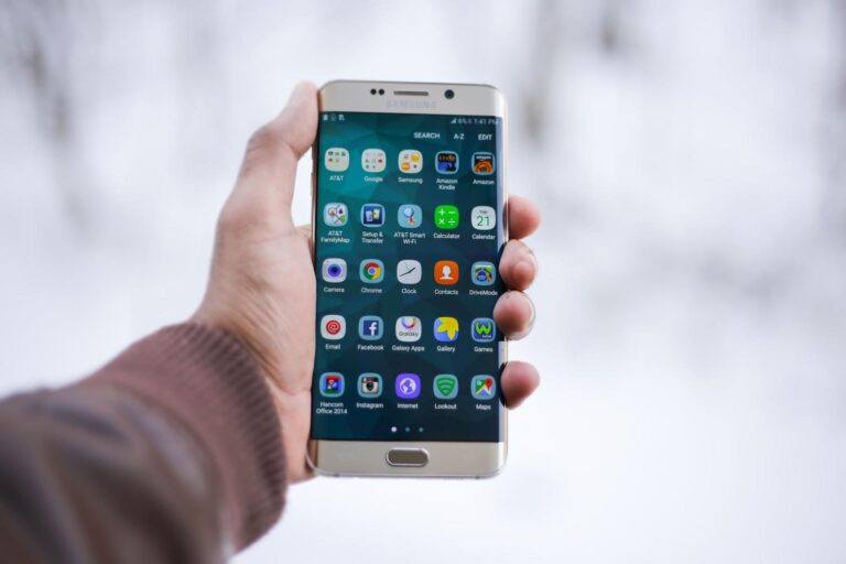 Κοντινό πλάνο ενός smartphone της Samsung που δείχνει το μενού εφαρμογών με ένα οργανωμένο πλέγμα εικονιδίων, ιδανικό για την απεικόνιση της ρύθμισης του πλέγματος Αρχικής Σελίδας.
