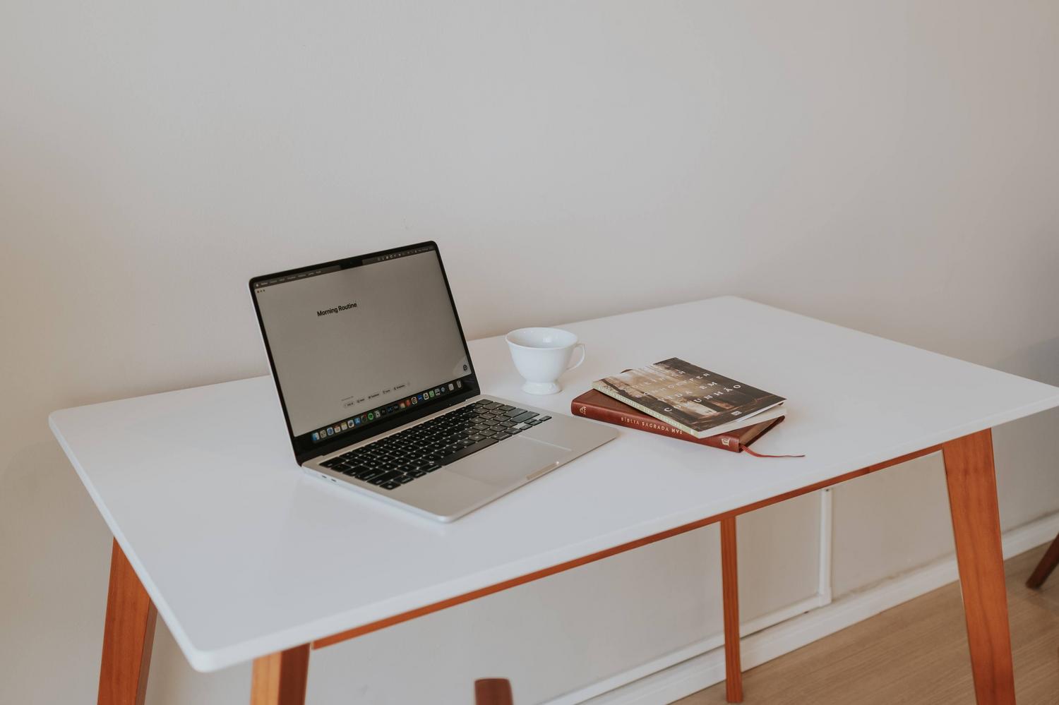 Espacio de trabajo minimalista y ordenado con un portátil, transmitiendo una sensación de enfoque y productividad sin distracciones.