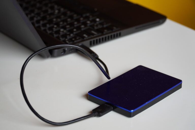 Disco duro externo conectado a un portátil para la restauración de archivos locales