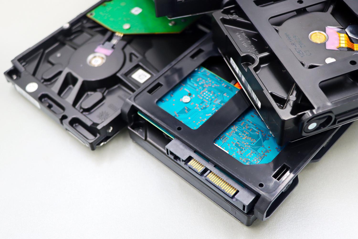 Conjunto de discos duros internos simbolizando el almacenamiento de datos masivos