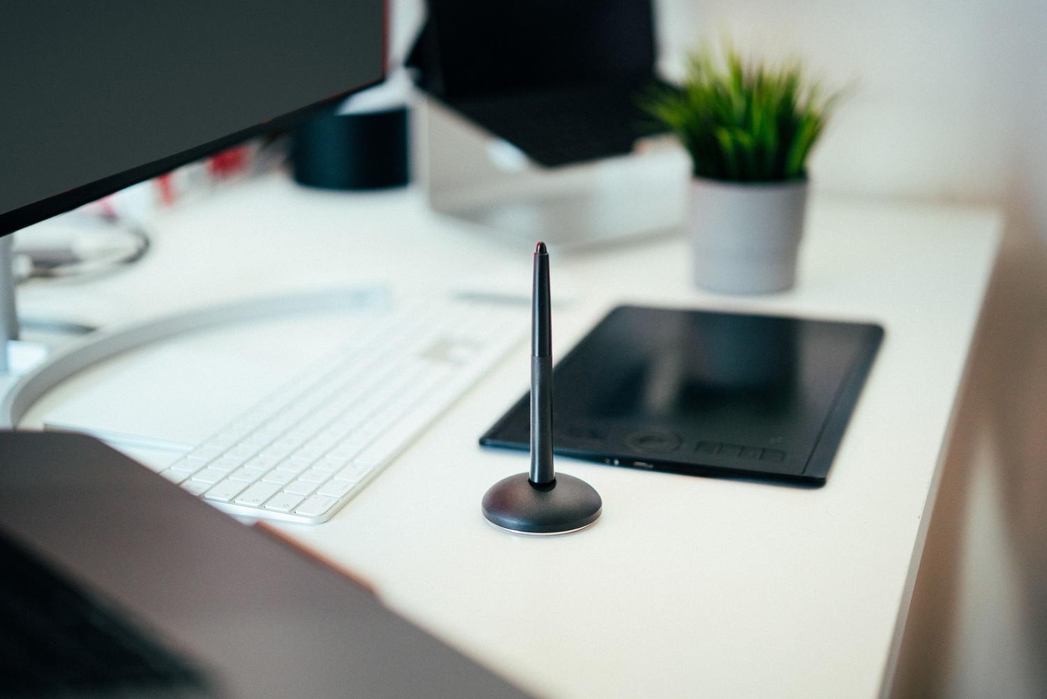Escritorio de trabajo digital con monitor y lápiz óptico para diseño profesional