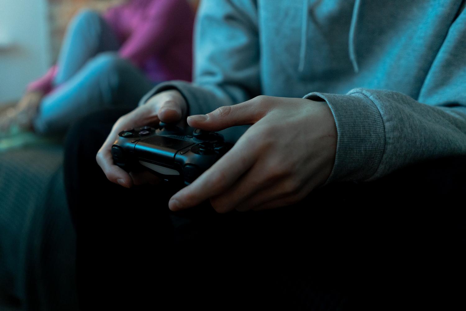 Primer plano de manos sosteniendo un mando de juegos, enfatizando la importancia de la configuración de los controles y el driver ViGEmBus.