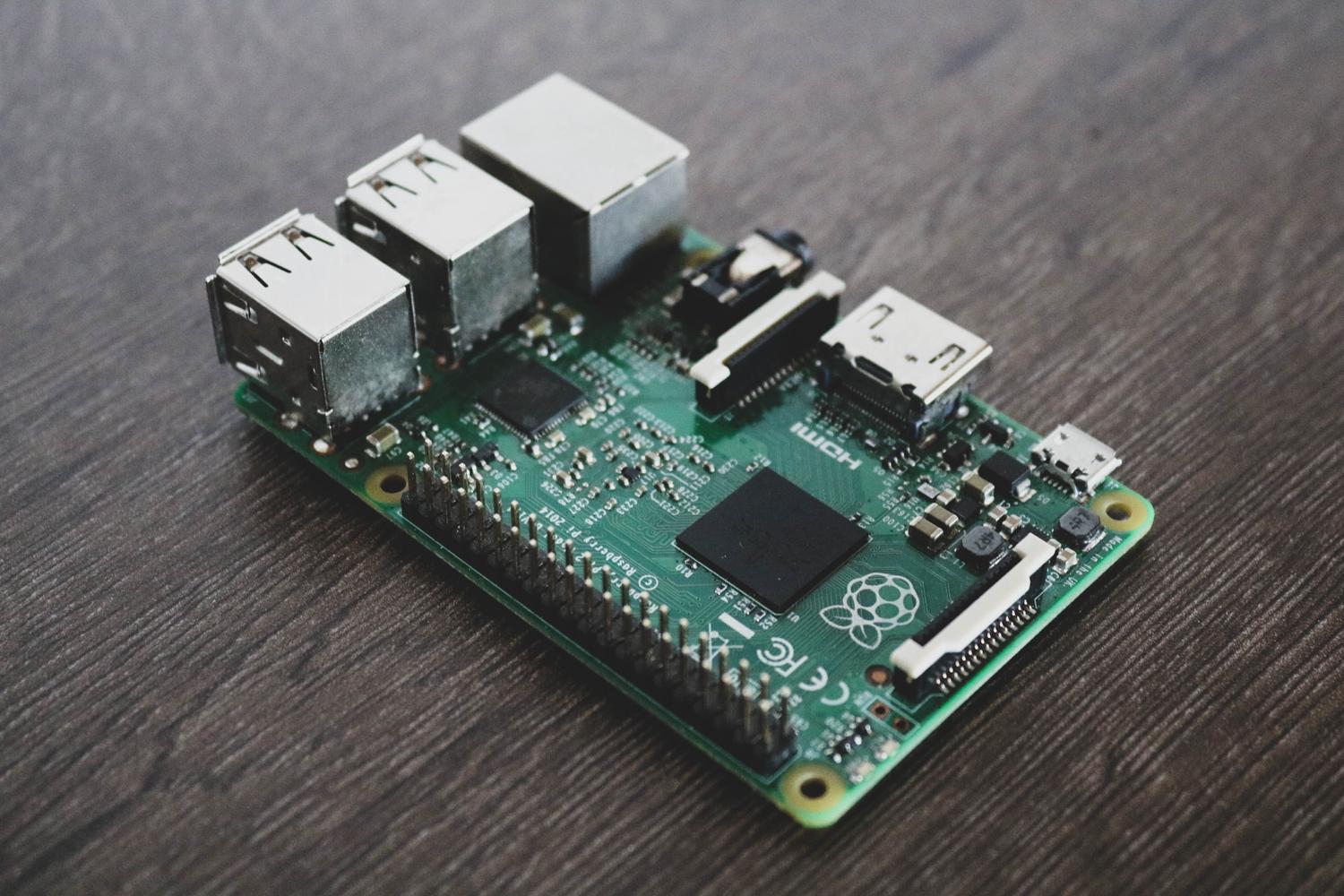 Raspberry Pi para Pi-hole Primer plano de una placa de circuito de Raspberry Pi, el hardware recomendado para instalar Pi-hole.