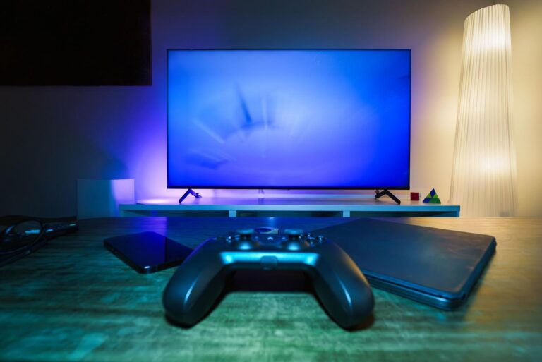Configuración de gaming moderna con televisor y mando en un salón iluminado